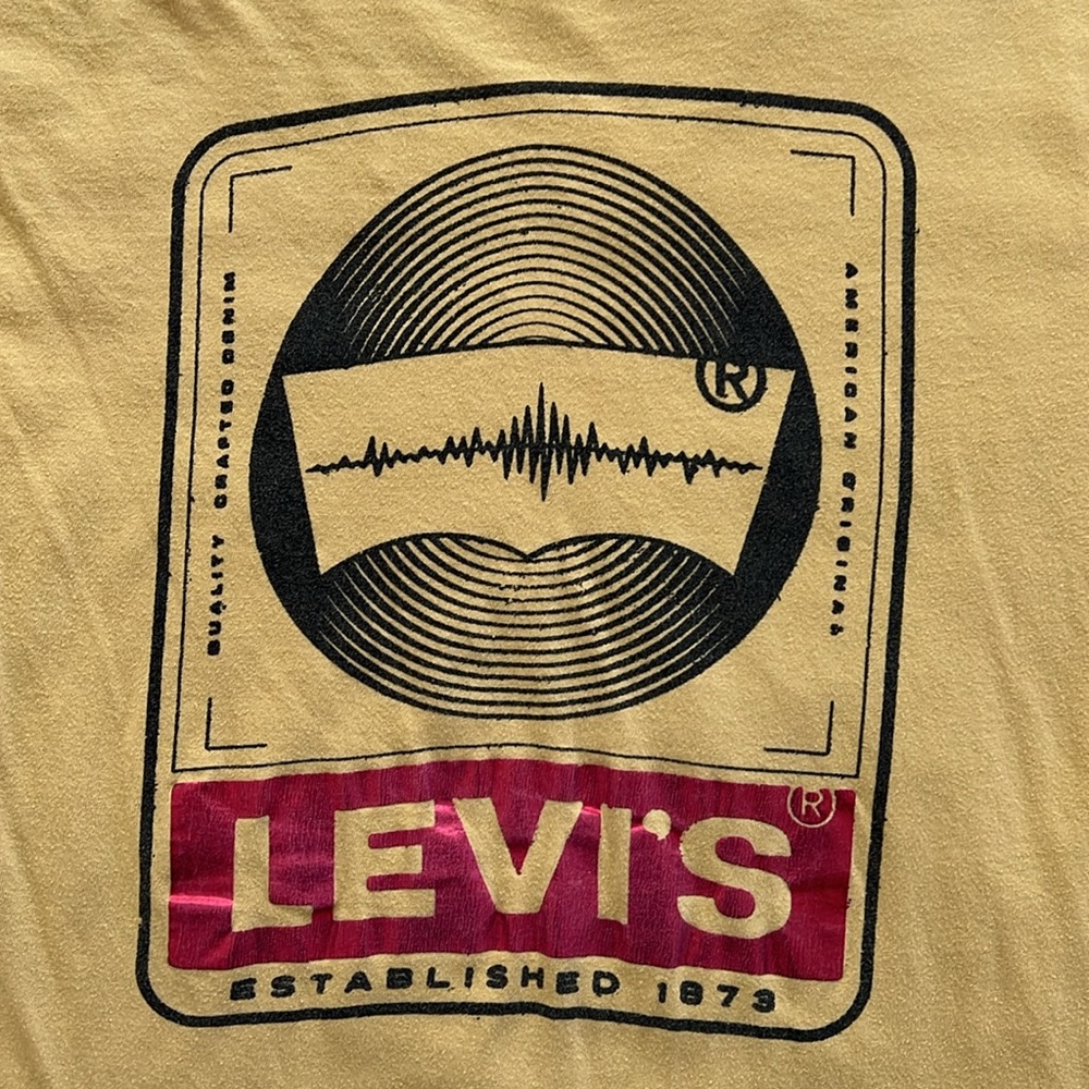 Levi's Tee - Picture 4 of 9